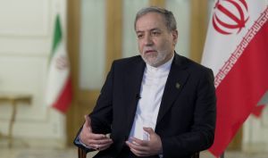 عراقچی: ایران آماده دفاع کامل است؛ پیامد هر حمله‌ای فراتر از مرزها خواهد بود