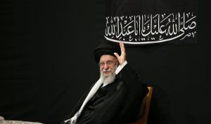 حضور رهبر معظم انقلاب در مراسم عزاداری شب عاشورا در حسینیه امام خمینی