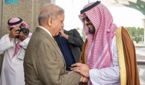 نخست‌وزیر پاکستان وارد جده شد؛ آغاز رایزنی‌های ۴ روزه در منطقه