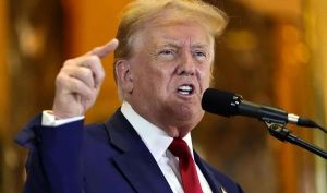 ترامپ در لباس ارتشی: شیکاگو به‌زودی علت نامگذاری وزارت جنگ را خواهد فهمید!