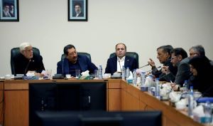 عارف: برخورد با گران‌فروشی و احتکار تشدید می‌شود | دولت برنامه ۶ ماهه تنظیم بازار و مقابله با تورم تدوین می‌کند