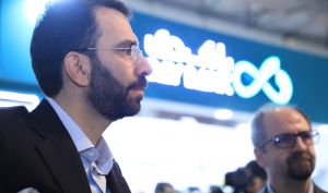 بازدید مدیرعامل منطقه آزاد کیش از غرفه بانک دی