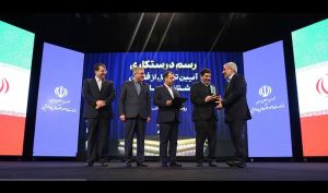 در آئینی با حضور معاون اول رئیس جمهور و وزیر اقتصاد صورت گرفت؛ تجلیل از عملکرد مدیرعامل شرکت مس به عنوان فعال پیشتاز اقتصاد ایران