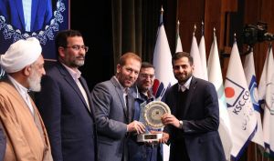 اهدای نشان عالی مدیر سال ۱۴۰۱ به مدیرعامل آریاساسول