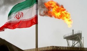 بلومبرگ: ایران قیمت نفت خود را پایین‌تر آورده تا با روسیه رقابت کند