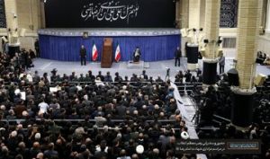 رهبر انقلاب : یک روز پس از آغاز جنگ در پایتخت یک کشور اروپایی جمع شده بودند و برای ایران پادشاه هم انتخاب کرده بودند