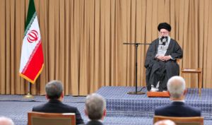 رهبر انقلاب: آمریکا اگر جنگی راه بیندازد، جنگ منطقه‌ای خواهد بود/ این آقا (ترامپ) مرتب ادعا می‌کند ناو آوردیم؛ ملت ایران را از این چیزها نباید ترساند