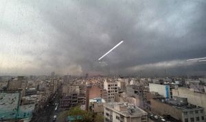 بارش «باران سیاه» در تهران/ باران اسیدی تهران با گازهای SO2 و NO2 همراه است/ پس از قطع شدن باران، از منزل خارج نشوید