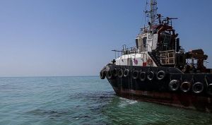 واکنش سازمان محیط‌زیست به آلودگی نفتی اطراف جزیره خارک/ از تخلیه آب توازن یک نفتکش آسیب‌دیده است
