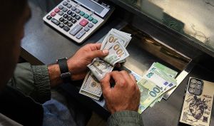 قیمت دلار می ریزد؟/ علت فروش دلار توسط بانک ها به متقاضیان