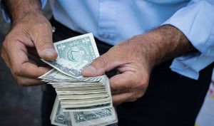 نماینده مجلس: بانک مرکزی بساط بازارهای ارز کاذب شبانه و فردایی را جمع کند/دماسنج وضعیت ارزی کشور سامانه نیما است نه سبزه میدان!