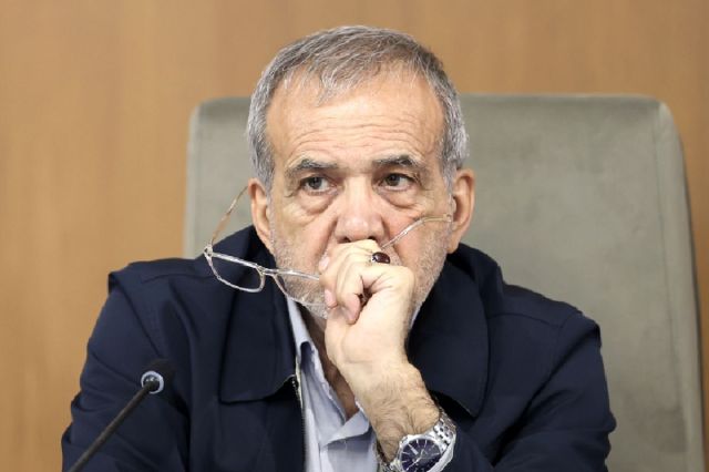 انتقاد پزشکیان از صدور بی‌رویه مجوزها / برخی با رابطه ارز می‌گیرند، تولیدکنندگان واقعی محروم مانده‌اند