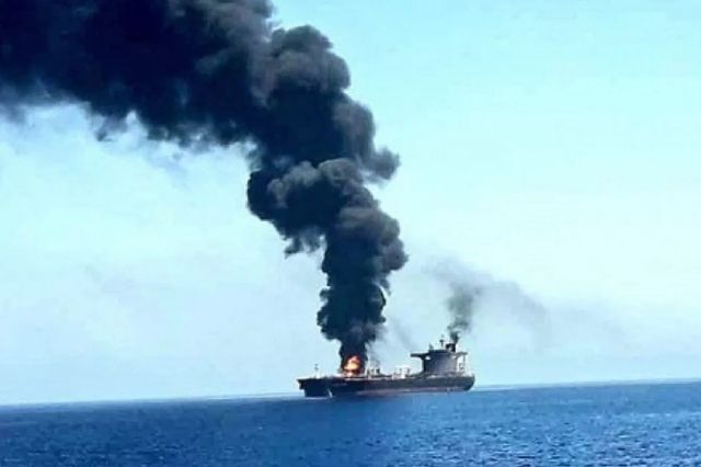 نفتکش حامل نفت خام در تنگه هرمز هدف پرتابه قرار گرفت؛ ۱۵ ملوان هندی در کشتی بودند