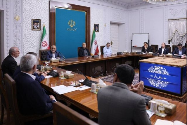 دولت برای مدیریت اقتصاد در شرایط ویژه وارد آرایش جدید می‌شود | تأکید بر مدیریت فعال بازار ارز و تأمین کالاهای اساسی