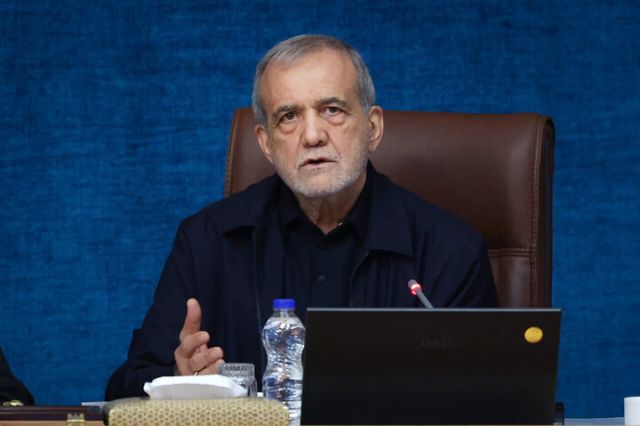 پزشکیان: رهبر شهید در جنگ ۱۲روزه قبول کردند ما باید برویم پای میز مذاکره، اما ما اکنون تبلیغ می‌کنیم که نباید مذاکره کنیم