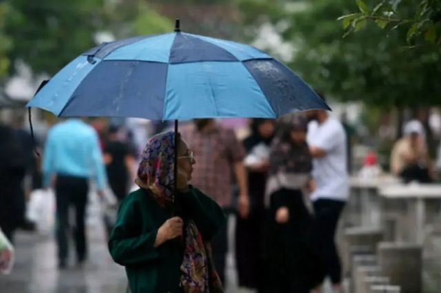 تداوم وزش باد شدید و رعد و برق در تهران طی ۴۸ ساعت آینده