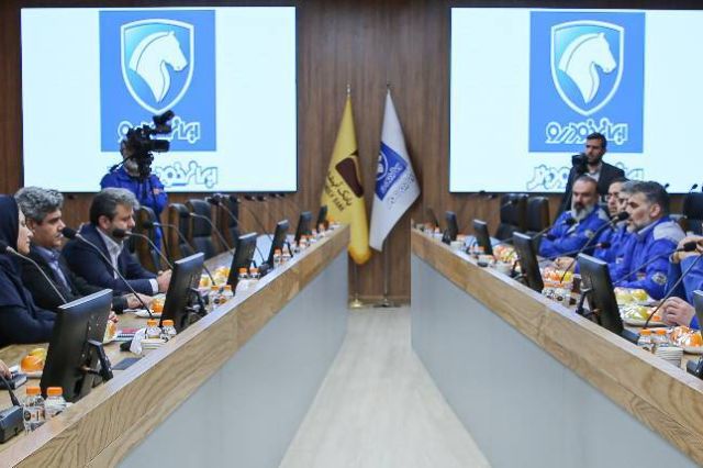 نشست مشترک رئیس هیات مدیره و سرپرست بانک آینده با مدیر عامل ایران خودرو دیزل