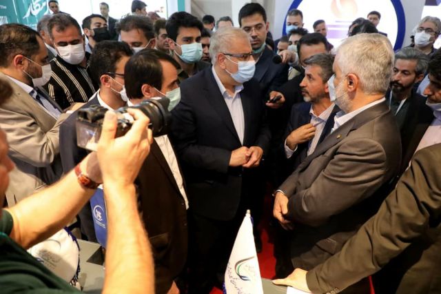 بازدید وزیر نفت از غرفه گروه صنایع پتروشیمی خلیج‌ فارس