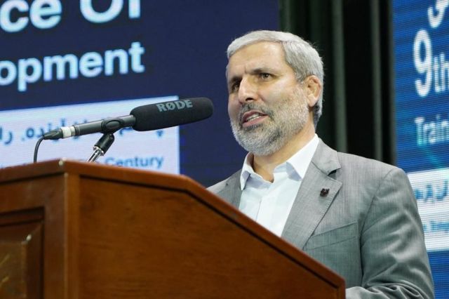 در نهمین کنفرانس ملی آموزش و توسعه سرمایه انسانی صورت گرفت؛ اهدای تندیس سیمین 3 ستاره به مدیرعامل شرکت مس