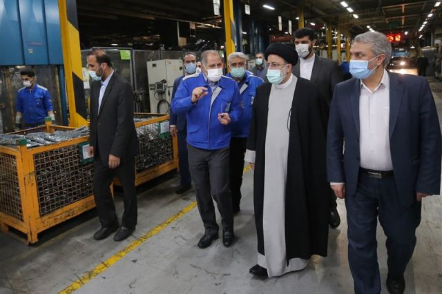 ۸ دستور رئیسی در بازدید از ایران خودرو: خودرو‌های دپوشده را ظرف ۲ ماه به بازار عرضه کنید