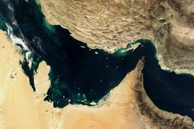 ​​​​​​​سپاه: دومین شناور متخلف در تنگه هرمز مورد اصابت قرار گرفت
