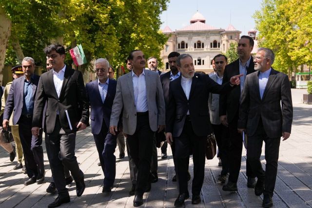 ادعای نیویورک‌تایمز: شگفت‌انگیزترین و جدیدترین بند اضافه شده به توافق، تأسیس یک صندوق سرمایه‌گذاری برای ایران به ارزش ۳۰۰ میلیارد دلار است / ویتکاف و کوشنر پیشنهاد راه‌اندازی پروژه‌های سرمایه‌گذاری در حوزه ساختمان و املاک را داده‌اند