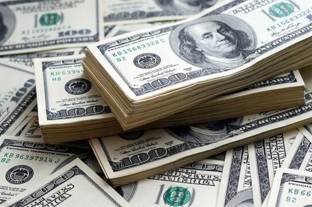 گزارش کمیسیون اقتصادی مجلس: از دلایل تنش ارزی اخیر خروج ۱۰ میلیارد دلار ارز به صورت اسکناس و حواله از کشور است