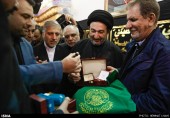 هدیه مدیریت حرم امام علی به معاون اول رئیس جمهور (عکس)