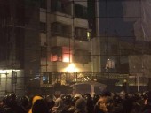 پرچم کنسولگری عربستان در مشهد پایین کشیده شد (تصاویر)