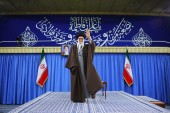مقام معظم رهبری: اینکه بگویند، فردای دنیا، فردای مذاکره است، دنیای موشک نیست، یا ناآگاهی است یا خیانت 