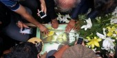 مرد تنهای شب در خاک آرام گرفت 