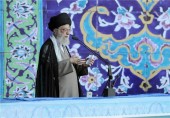  مقام معظم رهبری در خطبه های نماز عید فطر:  حقوق ها و برداشت های ظالمانه از بیت‌ المال نامشروع، گناه و خیانت است