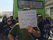 اعتراض متقاضیان مسکن مهر پرند مقابل دفتر مپسا