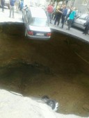 بلعیده شدن پژو ٢٠۶ در تهران به سبک فیلم های هالیوودی! / قطع گاز هزار و ٢٠٠ مشترک به دنبال نشست زمین در خیابان پیامبر 