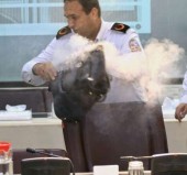 انفجار شارژر همراه گوشی یک خبرنگار در نشست خبری امروز آتش نشانی! / عکس 