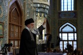 رهبر معظم انقلاب در حرم مطهر رضوی: اولویت امروز ملت ایران مسئله اقتصادی است، اولویت دشمن هم مسئله اقتصادی است / دشمن به توفیق الهی غلطی نمی تواند بکند‎ 