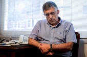کرباسچی: دولت برای تیم اقتصادی خود فکری کند 