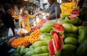 رئیس اتحادیه بار فروشان: قیمت میوه برای ایام عید گران می شود؛ حداکثر ١٠ درصد، اما... 