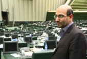 نماینده نجف‌آباد: اگر وزیر اقتصاد بودم، دلار ٣٨٠٠ را فقط به تامین دارو و کالاهای اساسی اختصاص می‌دادم