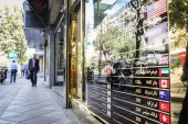 دلار ١٢،٣٧٠ تومان؛ یورو ١۴،٧٢٧ تومان و پوند ١۶،۴٢۵ تومان قیمت خورد 