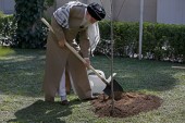کاشت نهال توسط مقام معظم رهبری (تصاویر) 