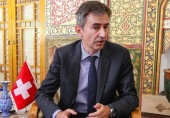  سفیر سوئیس در ایران: امروز ۱۸۰ هزار بسته از داروهای مورد نیاز برای پیوند اعضا وارد ایران شد