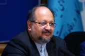 شریعتمداری: عرضه سهام شرکت‌ های شستا در بورس متوقف نشود